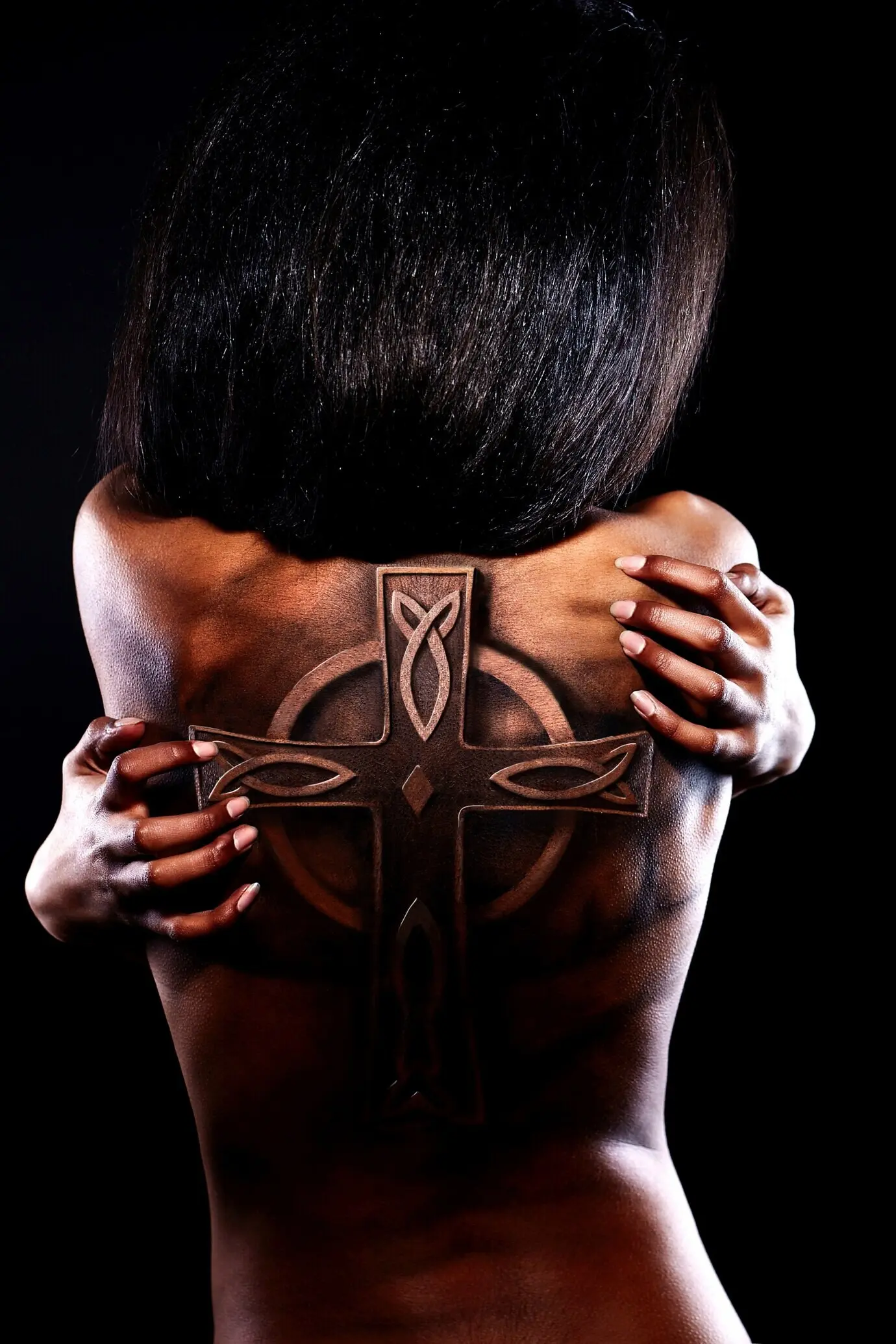 High-Fashion-Look: glamouröses Porträt in Nahaufnahme einer schönen schwarzen Amerikanerin mit einem Tattoo auf dem Rücken und auffälligem Make-up.